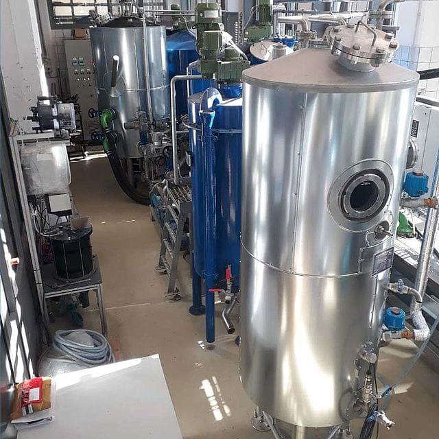 Blick von oben auf die Behälter und Apparaturen der Biogasanlage