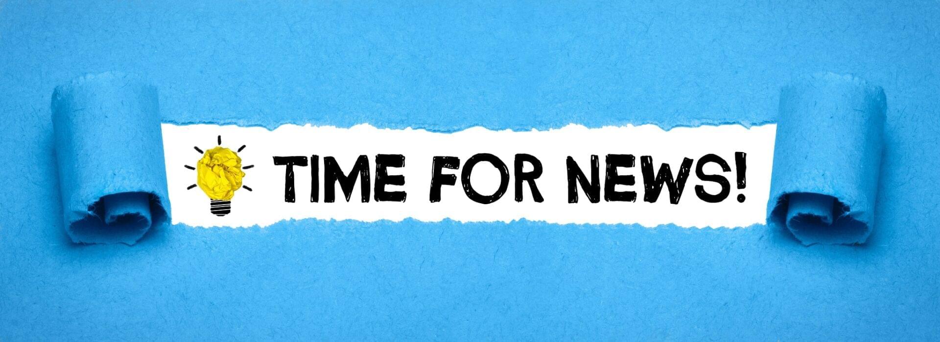 Blauer Stoff, in der Mitte aufgerissen, darunter auf weißem Grund eine Glühbirne und Text: Time for News!