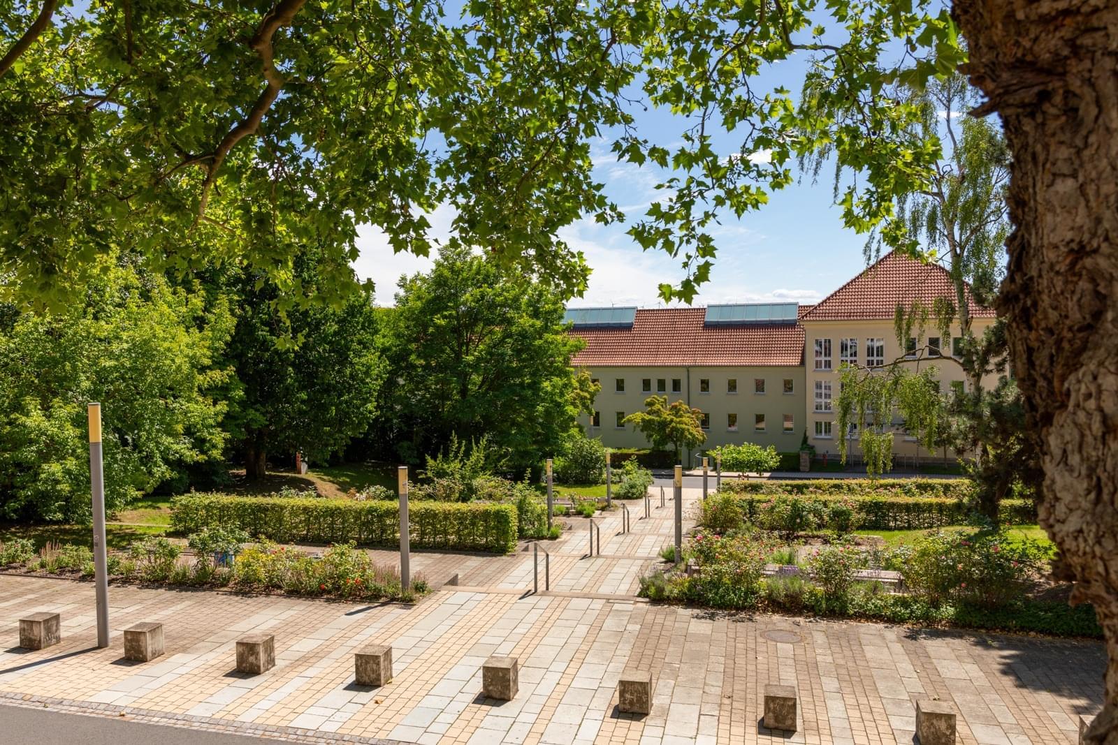 Blick über die Außentreppe auf Haus 18
