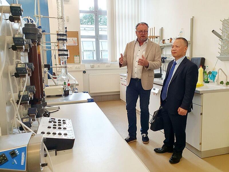 Frank Einicke zeigt Professor Phan die Labore im Studienbereich Umwelt- und Recyclingtechnik