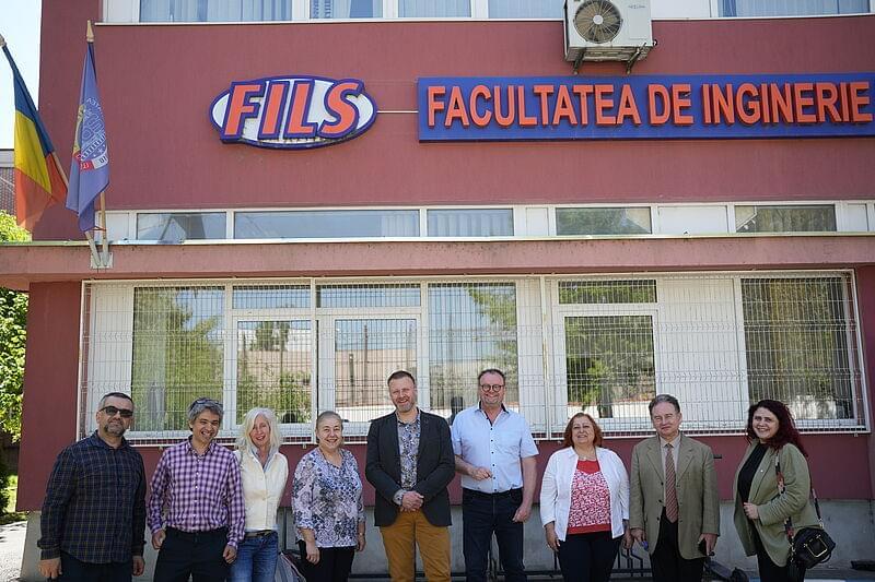 Prof. Dr. Ing. Michael Rutz (5ter v.l.) und Dipl-Ing.(FH) Frank Einicke (6ter v.l.) zu Gast in Bukarest (Foto: HSN)