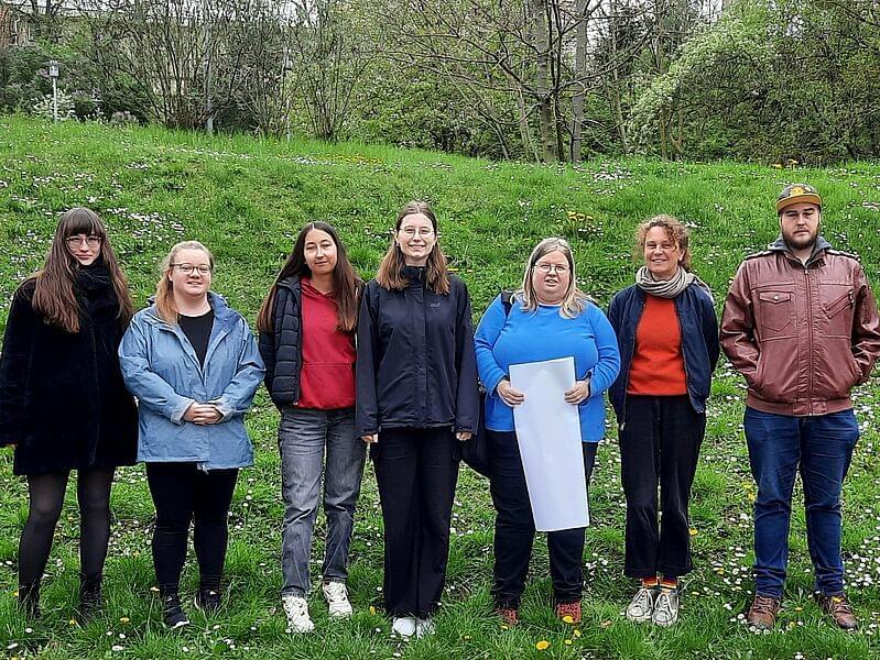 Dr. Andrea Kenkmann mit Studierenden des Ausstellungsprojekts gegen Altersdiskriminierung (Foto: HSN)
