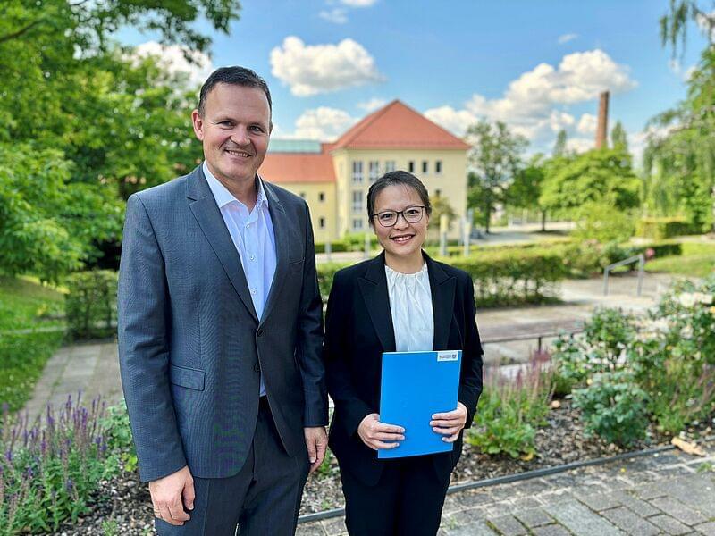 Hochschulpräsident Prof. Dr. Jörg Wagner begrüßt Dr.-Ing. Jiayi Wang als neue Professorin für „Elektrotechnik/Leistungselektronik“ an der Hochschule Nordhausen. (Foto: Tina Bergknapp)