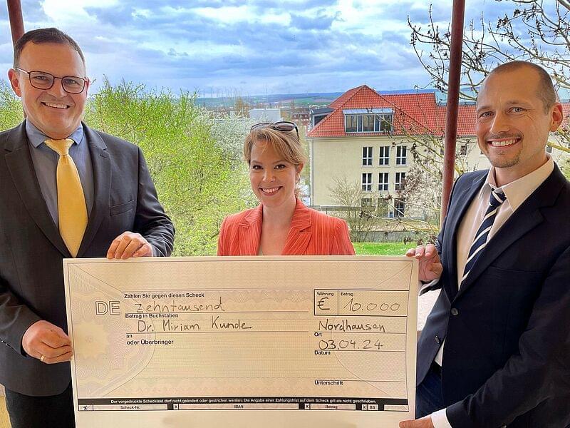 Prof. Dr. Jörg Wagner, Dr. Miriam Kunde und Prof. Dr. med. Stefan Siegel (v.l.) bei der symbolischen Überreichung des Preisgeldes (Foto: Tina Bergknapp)