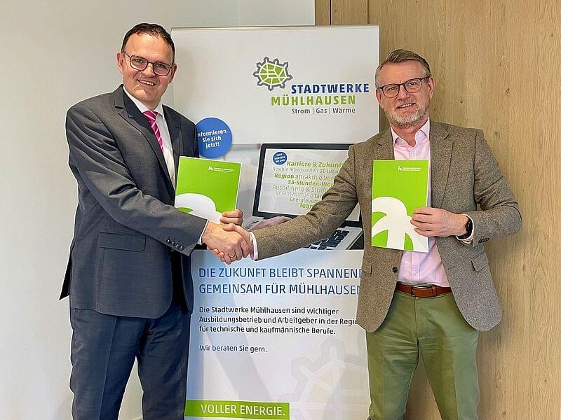 Prof. Dr. Jörg Wagner (links), Präsident der Hochschule Nordhausen, und Henning Weiß (rechts), technischer Geschäftsführer der Stadtwerke Mühlhausen, besiegeln mit Handschlag die Kooperation (Foto: Tina Bergknapp)