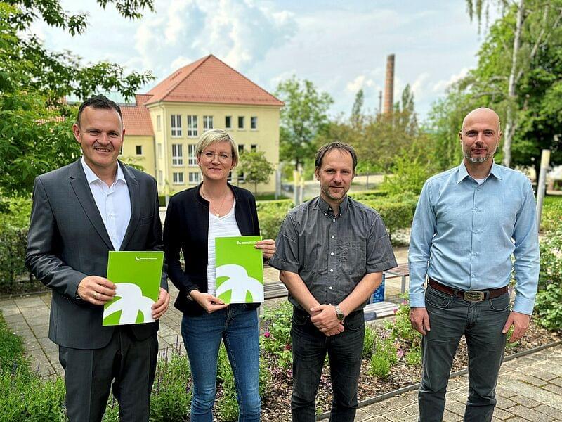 Prof. Dr. Jörg Wagner, Jessica Völlger, Prof. Dr. Mario Schölzel und Thomas Füldner (v.l.n.r.) freuen sich auf die künftige Zusammenarbeit (Foto: Tina Bergknapp)