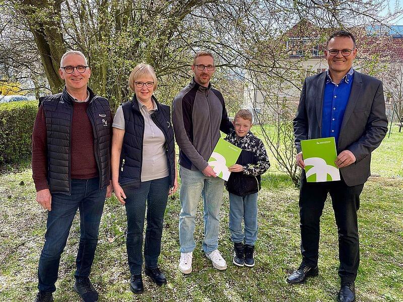 Die LIEBRAM-Familie, von den Geschäftsführern bis zum Enkel, gemeinsam mit Hochschulpräsident Prof. Dr. Jörg Wagner (Foto: Tina Bergknapp)