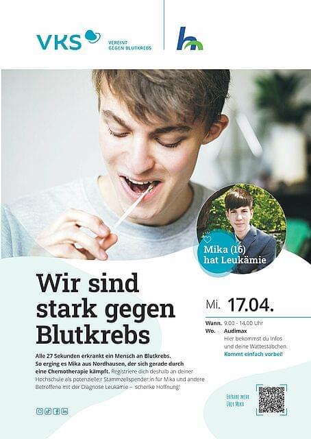 Ein Poster, das zur Teilnahme an einer Blutkrebs-Typisierungsaktion aufruft. Das zentrale Bild zeigt einen jungen Mann, der einen Wangenabstrich macht. In einem kleineren Kreis rechts daneben sieht man ein Bild von Mika, einem 16-jährigen Jungen, der an Leukämie erkrankt ist. Der Text darunter informiert über die Aktion, die am Mittwoch, den 17. April, im Audimax der Hochschule stattfindet. Die Veranstaltung richtet sich an potenzielle Stammzellspender, die Hoffnung für Menschen mit Blutkrebs geben möchten.