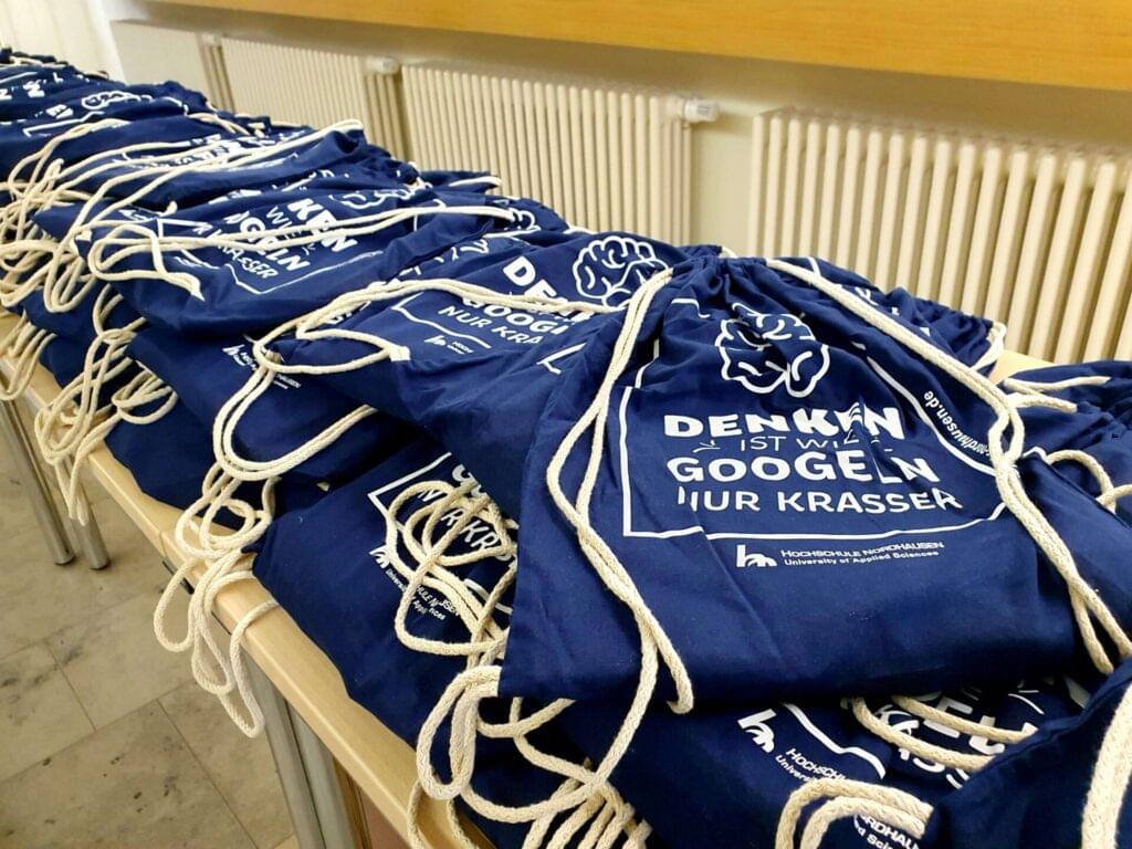 Mehrere blaue Erstibeutel liegen auf einem Tisch.