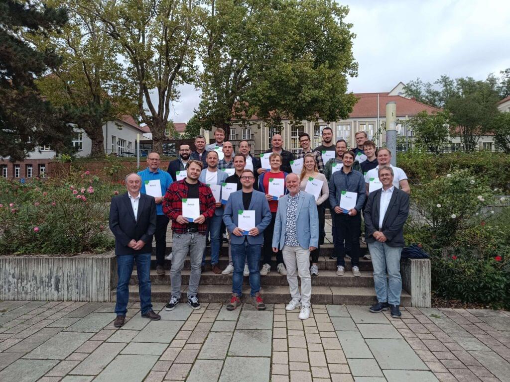 Gruppenfoto der Absolventen auf dem Campus