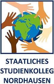 Logo Staatliches Studienkolleg Nordhausen - sechs ausgestreckte Hände in verschiedenen Hautfarben um einen Globus herum (Afrika-Europa-zentriert, Illustration)