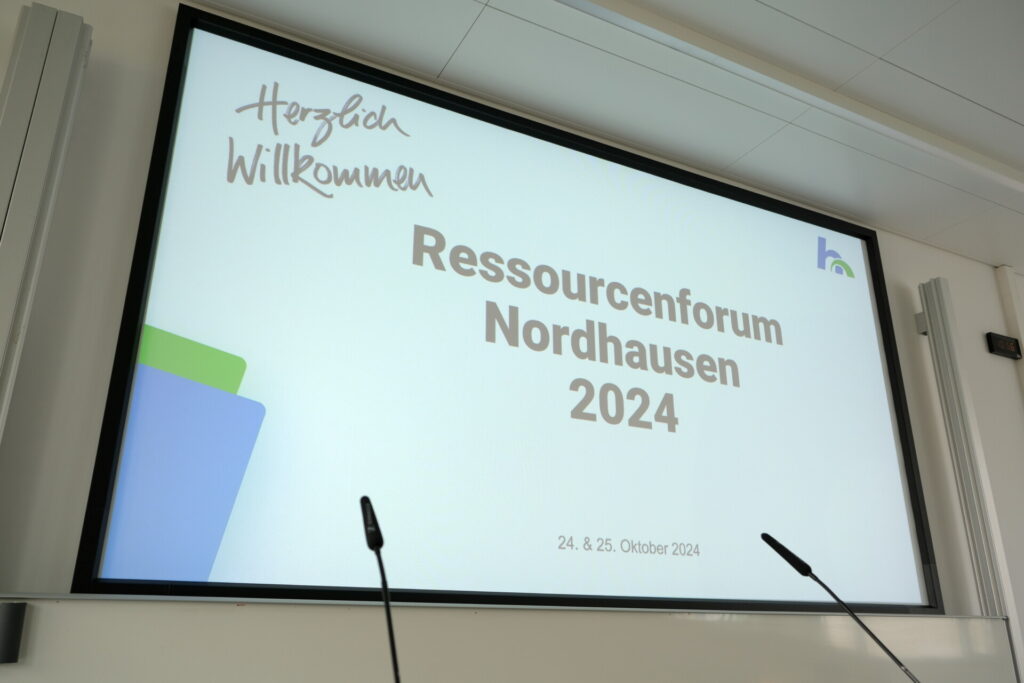 Beamerprojektion mit den Worten Ressourcenforum