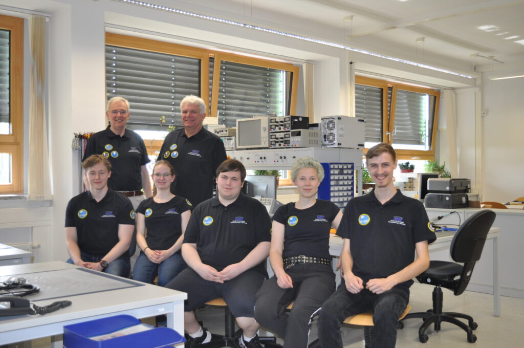 Studenten und 2 Professoren im Labor