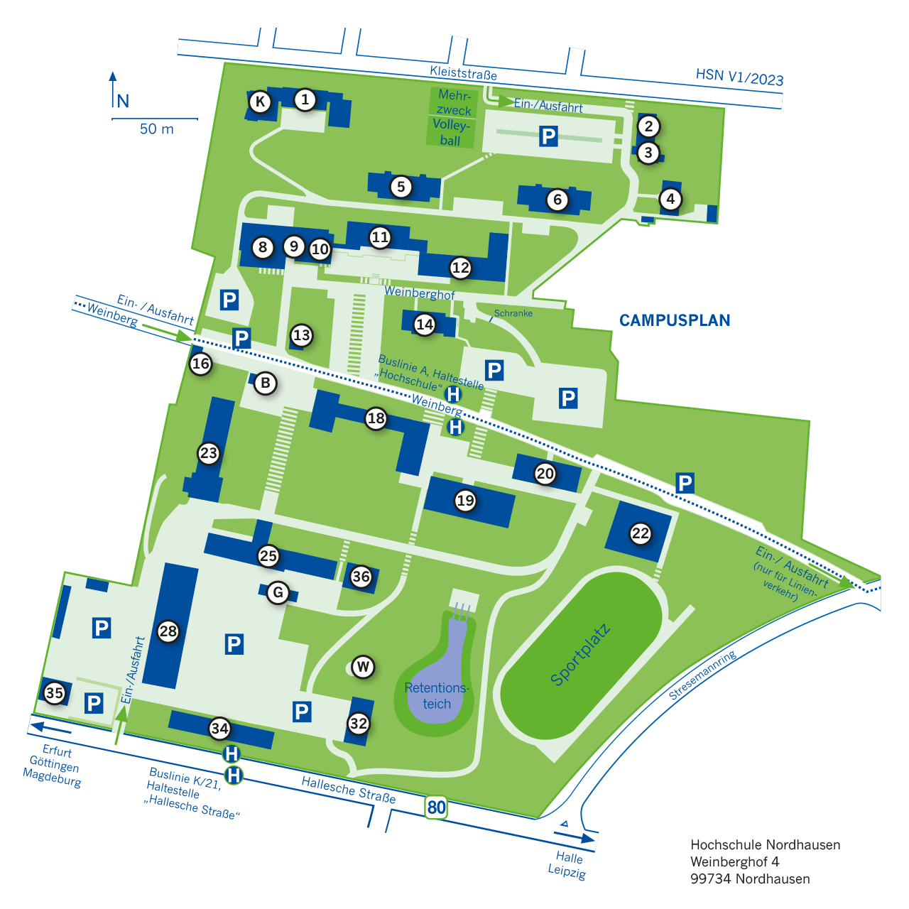 Eine detaillierte Karte des Campus der Hochschule Nordhausen. Der Campusplan zeigt verschiedene Gebäude, Parkplätze und Einrichtungen auf dem Gelände. Die Karte ist nach Norden ausgerichtet, und es gibt mehrere Ein- und Ausfahrten entlang der Kleiststraße und der Halleschen Straße. Wichtige Gebäude und Bereiche sind nummeriert und benannt, einschließlich Hörsälen, Labors, Bibliotheken und Verwaltungsgebäuden. Grünflächen, ein Sportplatz und ein Retentionsteich sind ebenfalls dargestellt. Es gibt Bushaltestellen an der Weinberghofstraße und der Halleschen Straße.