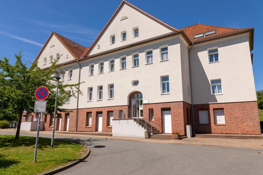 Ein älteres Gebäude mit zwei spitzen Giebeln.