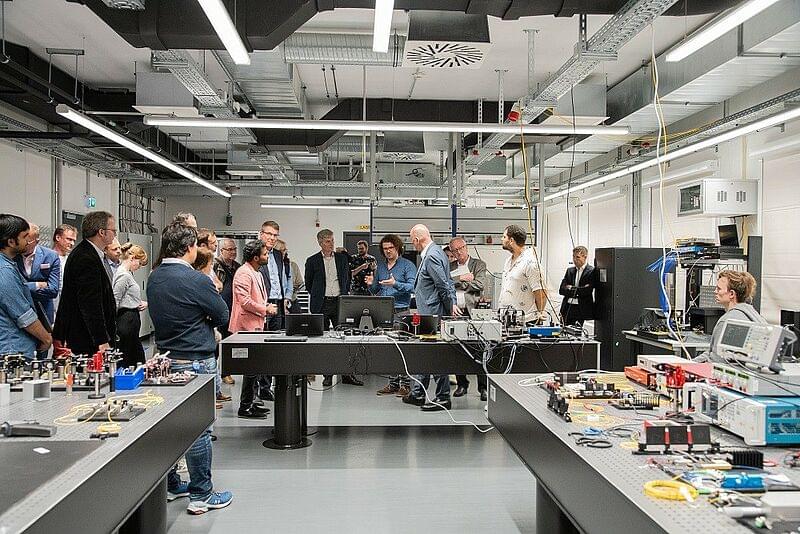 im Labor von Fraunhofer IOF